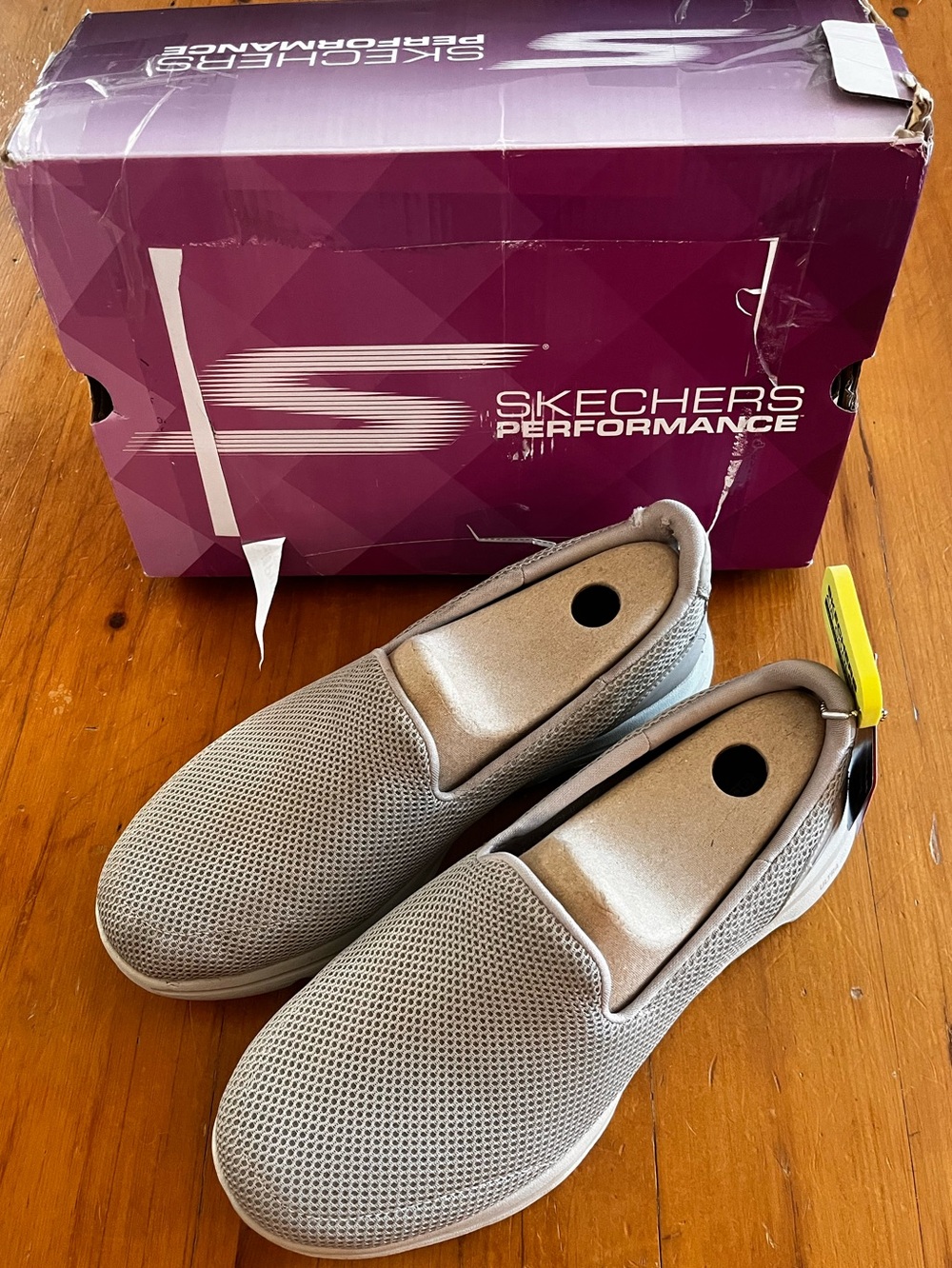Sketchers Go Walk 5 Ladies Taupe Shoe in 8 Wide New With Minor Damage